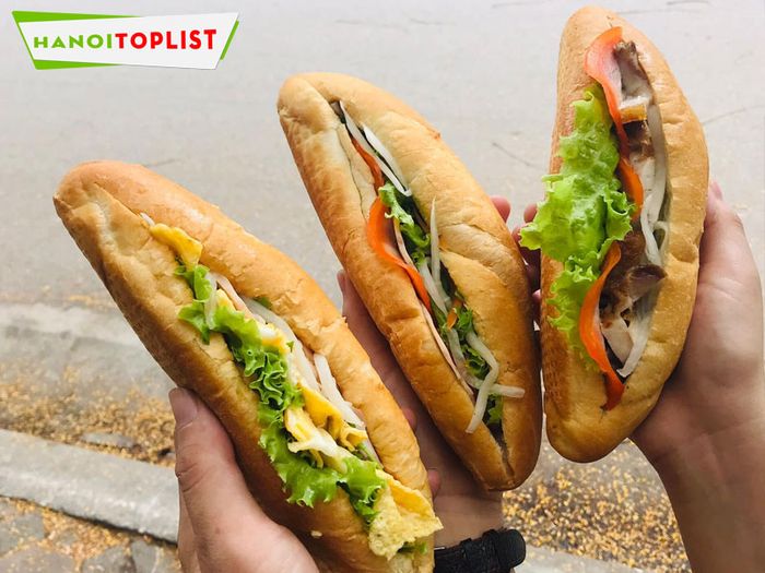 Tiệm bánh mì gánh - Mytour: Điểm hẹn của tinh hoa bánh mì Hà Nội, nơi mỗi ổ bánh là một tác phẩm ẩm thực đích thực.