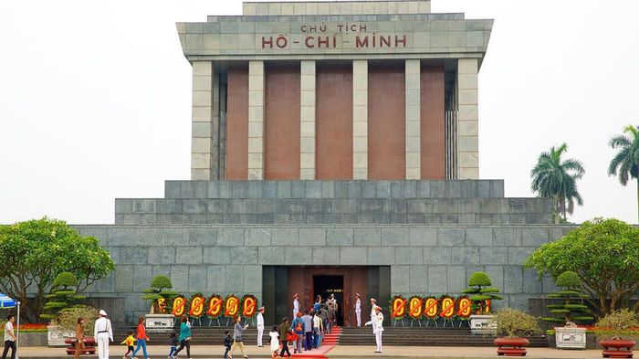 Lăng Chủ tịch Hồ Chí Minh trong ánh nắng sớm mai – ảnh 1