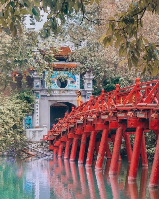 Hình ảnh cầu Thê Húc rực rỡ dưới ánh bình minh - cây cầu đỏ nối liền đất trời