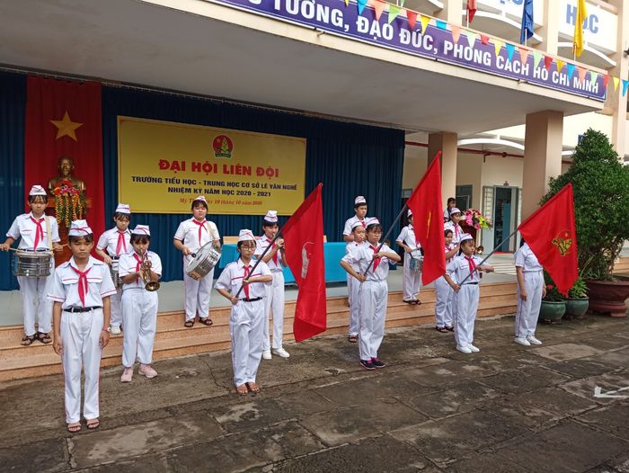 Hình ảnh ấn tượng về khuôn viên xanh mát của THCS Lê Văn Nghề