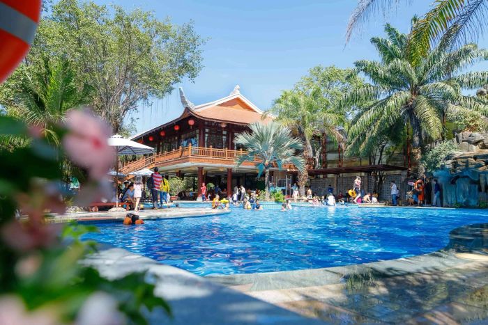 Hồ bơi xanh mát và khu nghỉ dưỡng sang trọng tại Phương Nam