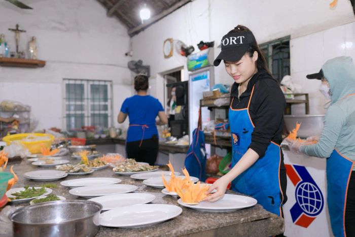 Bàn tiệc hấp dẫn với đặc sản dê, gà và hải sản