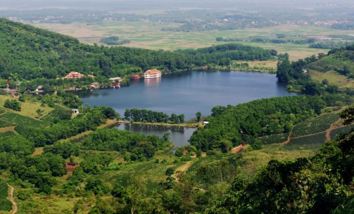 Hình ảnh toàn cảnh núi Hàm Lợn - nét hoang sơ hùng vĩ giữa đất trời Sóc Sơn