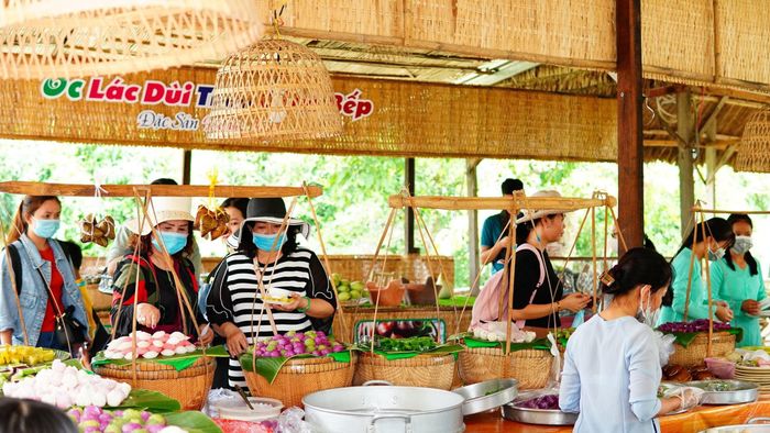 Góc check-in thứ hai tại Du Lịch Sinh Thái Mỹ Phước Thành - nơi những chiếc cầu gỗ uốn lượn giữa đầm sen tạo nên khung cảnh đẹp tựa thiên đường, lý tưởng cho những bức hình đầy nghệ thuật.