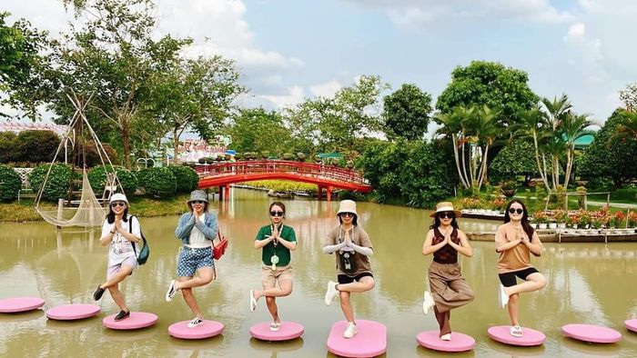 Ảnh 1: Biển hoa hồng rực rỡ tại Khu du lịch Cánh Đồng Hoa Hồng Sa Đéc