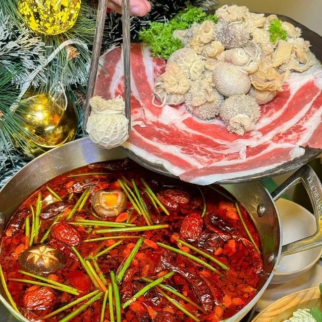Thế Giới Bò – Nướng, Sốt & Lẩu – Một điểm đến lý tưởng cho những ai yêu thích sự kết hợp hoàn hảo giữa lẩu và nướng.