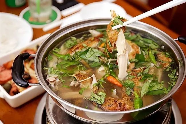 OLiu Đỏ, với thực đơn đa dạng, là sự lựa chọn hoàn hảo cho những ai yêu thích món ăn vừa lạ vừa quen.