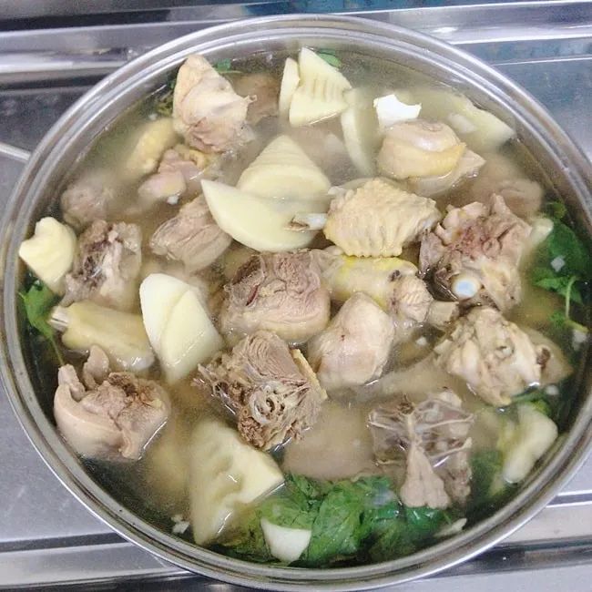 Lẩu Gà lá É Con Gà Trống – Khám phá món lẩu ngon tuyệt vời