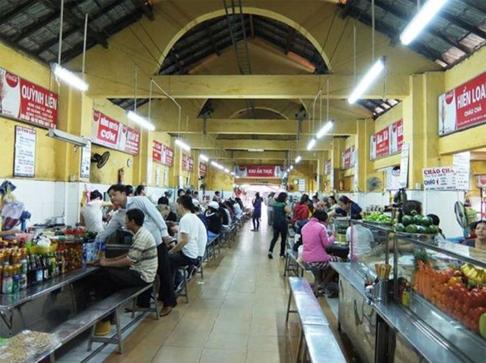 Không gian nhộn nhịp tại Chợ Cồn