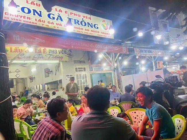 Lẩu Gà lá É Con Gà Trống – Điểm đến không thể bỏ qua cho món lẩu gà đặc biệt