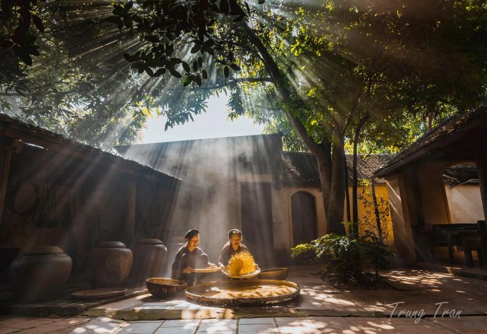 Hình ảnh ngôi nhà cổ trăm tuổi - kiến trúc đặc trưng với mái ngói đỏ tươi và tường đá ong vàng rực