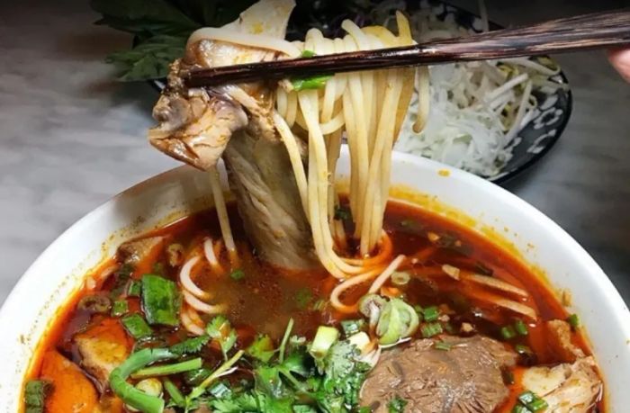 Tô bún thơm ngon đầy màu sắc tại Quán bún Cúc Tình