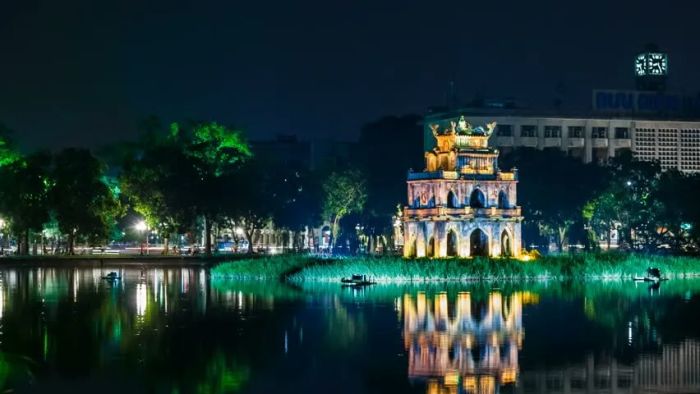 Hình ảnh Hồ Hoàn Kiếm về đêm - ánh đèn lung linh phản chiếu mặt nước huyền ảo