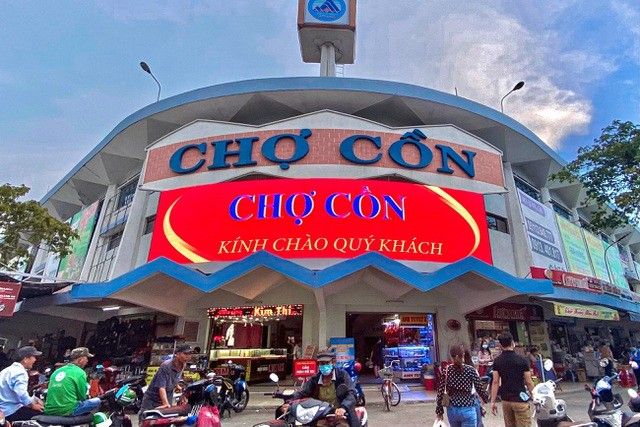 Chợ Cồn lung linh sắc màu về đêm