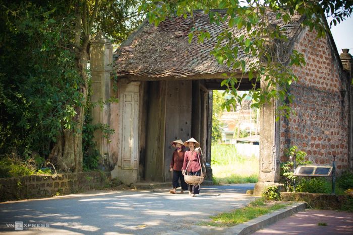 Hình ảnh cổng làng Đường Lâm rêu phong - cánh cổng thời gian dẫn vào không gian cổ tích