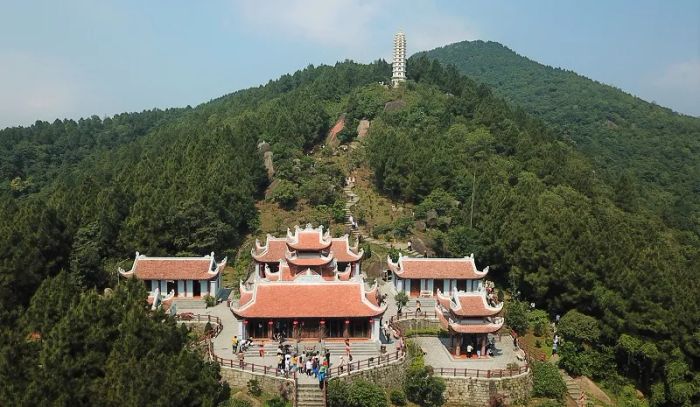 Hình ảnh toàn cảnh chùa Hương - nơi kiến trúc cổ kính hòa quyện với núi non trùng điệp