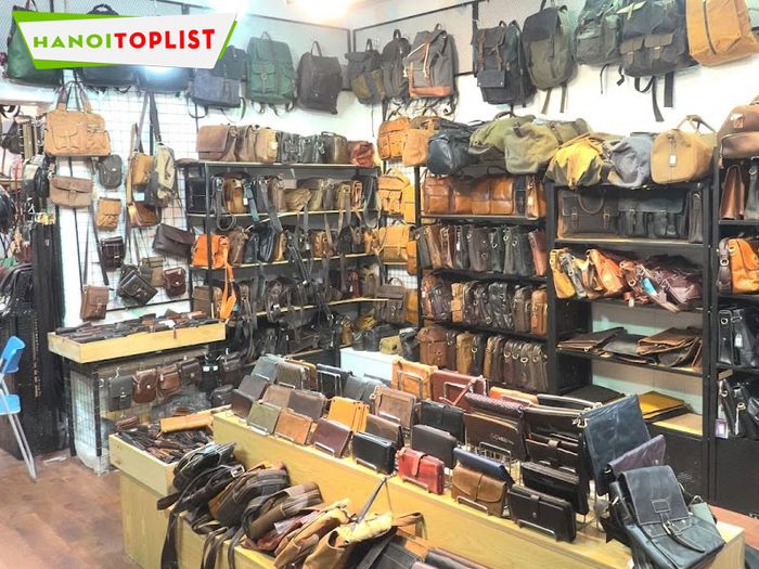 Hàng Da Thật luôn đặt chất lượng dịch vụ lên hàng đầu, với mục tiêu mang đến sự hài lòng tuyệt đối cho khách hàng. Cửa hàng liên tục đào tạo và nâng cao tay nghề để đảm bảo rằng mọi sản phẩm được phục hồi một cách hoàn hảo và xứng đáng với niềm tin của bạn.