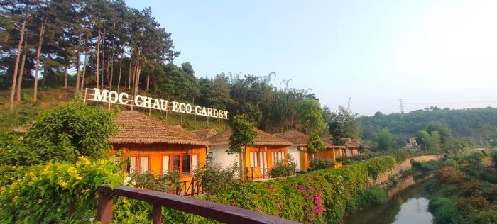 Mộc Châu Eco Garden - Khoảnh khắc hoàng hôn lãng mạn bên hồ nước