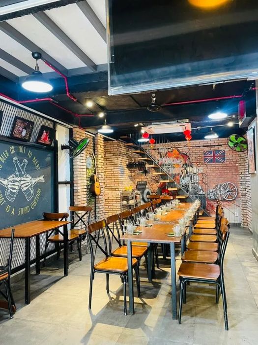 Lẩu bò Khu Nhà Cháy - Được yêu thích bởi không gian thoải mái, lẩu bò ngon và giá cả hợp lý. Đây là nơi lý tưởng để thưởng thức những nồi lẩu đậm đà, nhiều topping hấp dẫn.