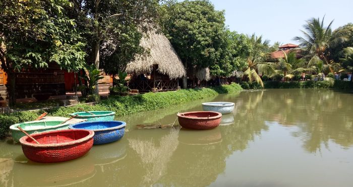 Hoạt động tát mương bắt cá đầy thú vị tại Bảo Gia Trang Viên