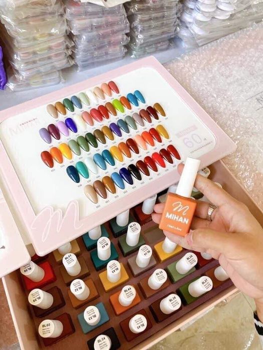 Không gian trưng bày đa dạng phụ kiện nail tại Hồng Mi