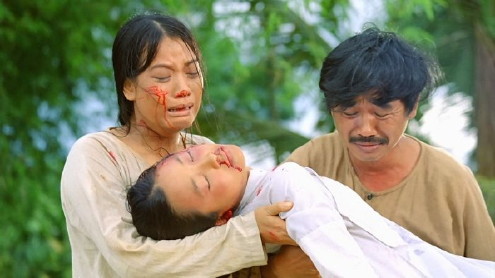 Hình ảnh đầy ám ảnh từ phim Áo lụa Hà Đông