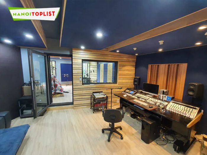 mstudio-phong-thu-am-dat-chuan-cau-giay-Mytour
