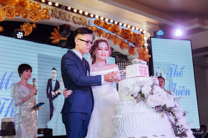 AK Studio – Nơi ghi lại những khoảnh khắc tuyệt vời nhất của tình yêu, nơi những thước phim sẽ kể lại câu chuyện của bạn một cách đầy cảm xúc và chân thật.