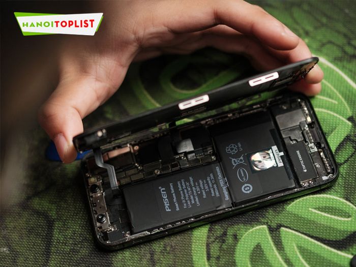 tinh-te-mobile-thay-pin-iphone-chinh-hang-Mytour