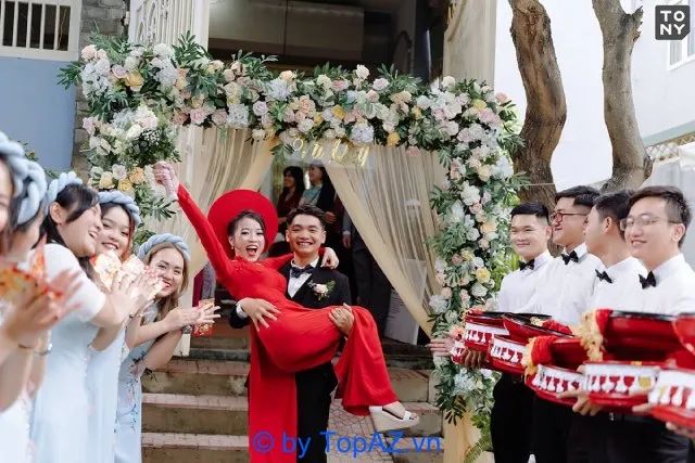 Dịch vụ quay phim, chụp phóng sự cưới của Tony Wedding luôn được khách hàng đánh giá cao về chất lượng và sự chuyên nghiệp, mang đến những sản phẩm hoàn hảo cho ngày trọng đại của các cặp đôi.