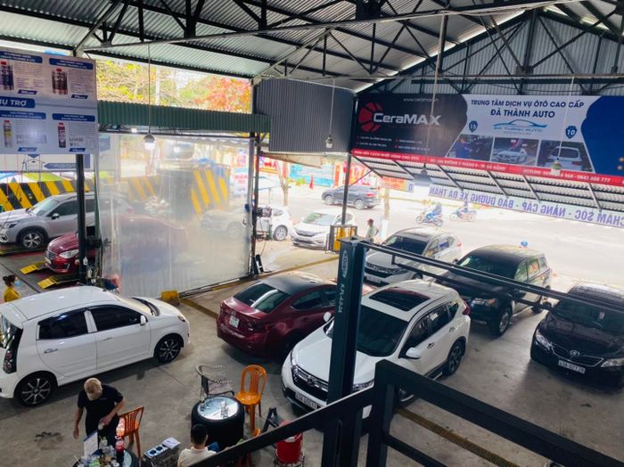Hình ảnh quy trình dán phim cách nhiệt chuyên nghiệp tại Đà Thành Auto