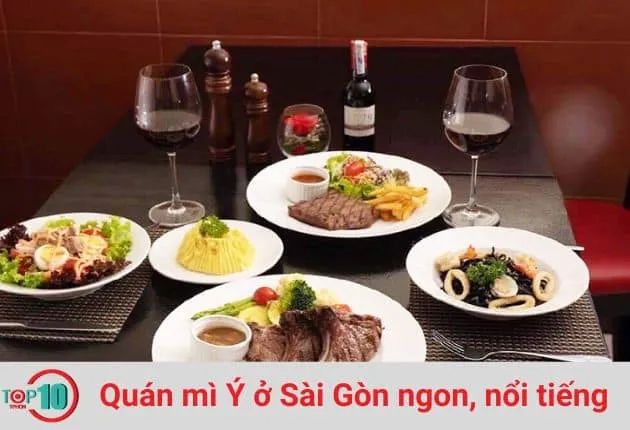 Ciao Vợ Đẹp là <strong>quán ăn Ý nổi bật ở Sài Gòn</strong> chuyên phục vụ các món ăn từ hải sản tươi ngon, kết hợp với các loại sốt đậm đà, tạo nên những món spaghetti hải sản cực kỳ hấp dẫn. Một trong những món đặc biệt mà bạn không thể bỏ qua chính là mì đen xào tỏi hải sản, với sợi mì làm từ túi mực, mang đến hương vị mới lạ và hấp dẫn. Đặc biệt, quán cũng nổi tiếng với món beefsteak chất lượng, thịt bò tươi ngon ăn cùng sốt đặc trưng của quán, mang đến trải nghiệm ẩm thực tuyệt vời.