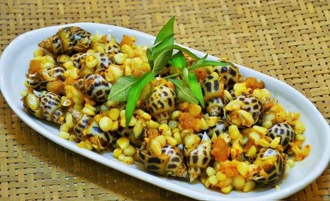 Quán Ốc Khánh, nằm trong danh sách Top 10 quán ốc ngon và hút khách nhất tại TP.HCM, đã trở thành địa chỉ quen thuộc của những tín đồ yêu thích món ốc.