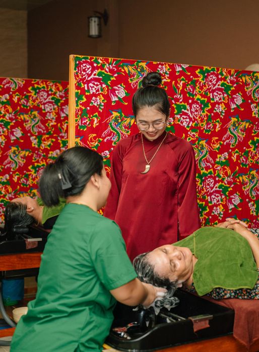 Nghệ thuật gội đầu thảo dược truyền thống tại Tiệm Gội Đầu Nhà Mẹ