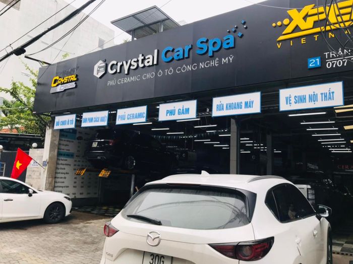 Hình ảnh quy trình chăm sóc xe chuyên nghiệp tại Crystal Car Spa