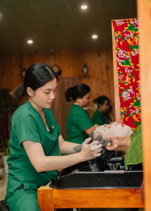 Nghệ thuật massage gội đầu thư giãn tại Tiệm Gội Đầu Nhà Mẹ