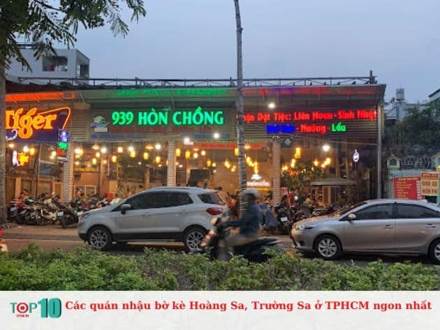 Các quán nhậu bờ kè Hoàng Sa, Trường Sa tại TP.HCM nổi bật với hương vị đặc trưng và không gian lý tưởng, thu hút rất nhiều thực khách yêu thích sự kết hợp giữa ẩm thực đặc sắc và không khí thư giãn. Đây là những điểm đến lý tưởng cho các buổi tụ tập bạn bè, gia đình.
