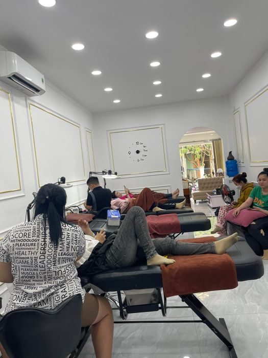 Hình ảnh thực tế quy trình thêu chân mày nghệ thuật tại Thẩm Mỹ Hữu Quyết