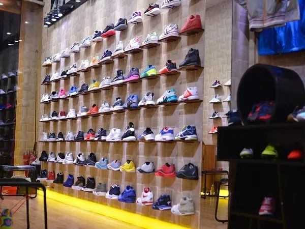 Top 10 cửa hàng giày Sneaker đẹp và chất lượng hàng đầu tại TPHCM 04