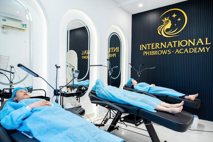 Hình ảnh thực tế về quy trình phun môi công nghệ cao tại Mỹ Dung Spa