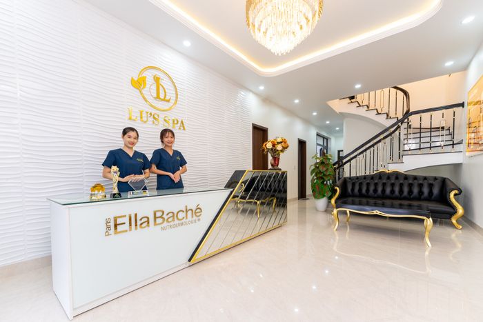 Hình ảnh thực tế quy trình phun môi chuẩn y khoa tại Lu's Spa