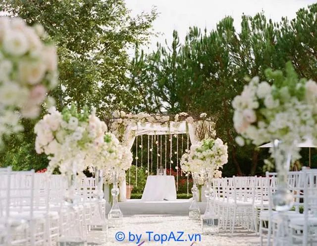 Flower Studio Saigon tự hào là địa chỉ cung cấp dịch vụ trang trí tiệc cưới đẳng cấp tại TPHCM, cam kết sự sáng tạo và đột phá trong mỗi thiết kế. Bạn sẽ được tận hưởng một không gian tiệc cưới độc đáo, đầy nghệ thuật.