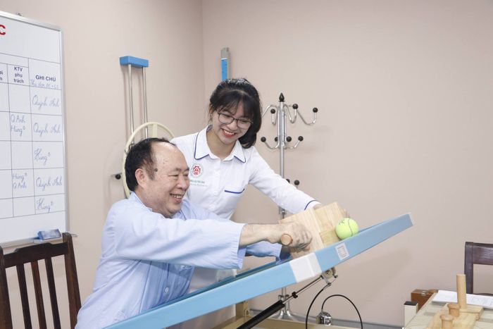 Hình ảnh quy trình điều trị chuyên nghiệp tại Trung tâm Phục hồi chức năng TWQĐ 108