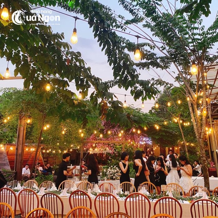 Không gian ấm cúng tại nhà hàng Quá Ngon