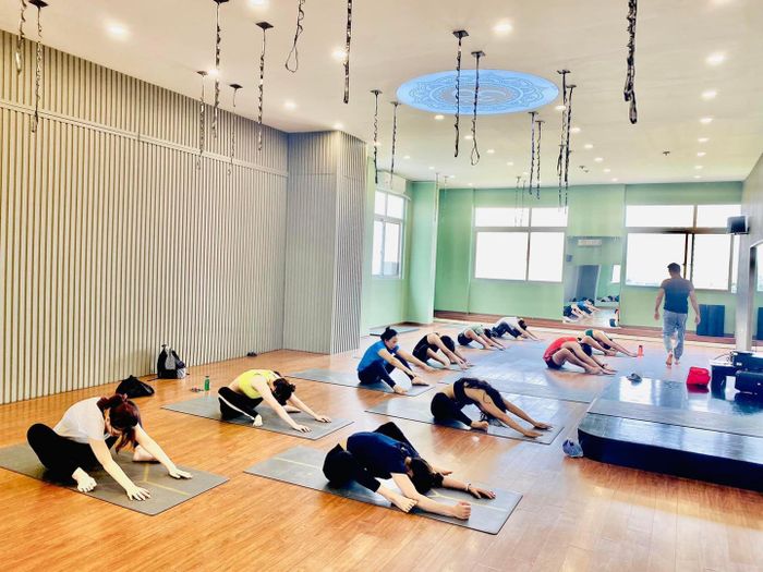 Hình ảnh lớp học yoga chuyên sâu tại Heros Fitness and Yoga