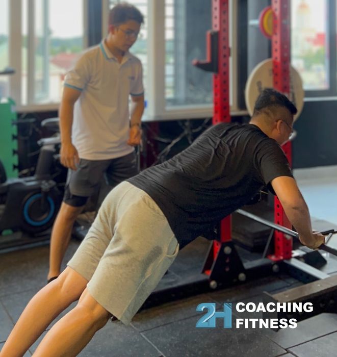Hình ảnh huấn luyện viên tận tâm tại 2H Coaching Fitness