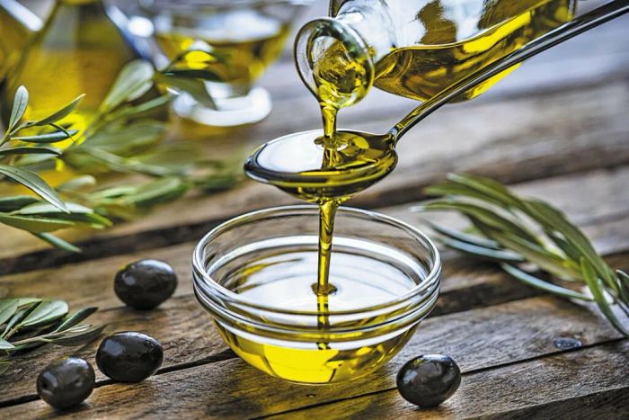 Hình ảnh dầu oliu nguyên chất - tinh túy từ những trái oliu tươi ngon
