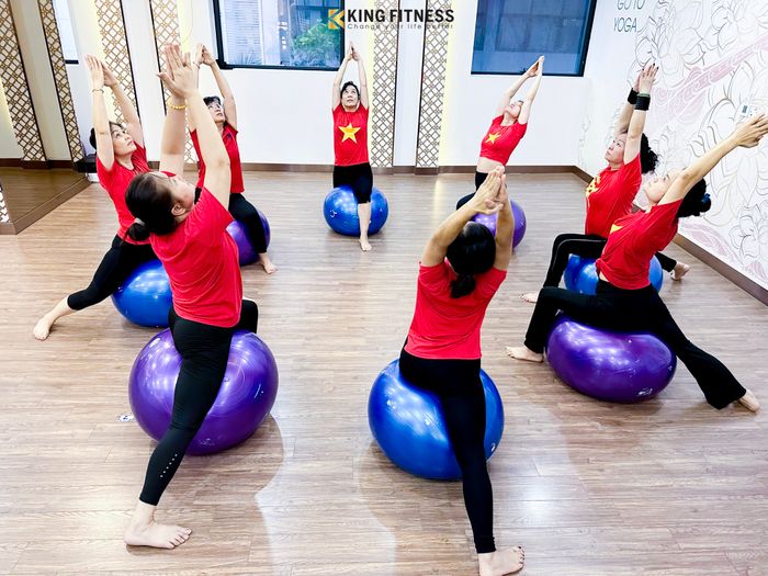 Hình ảnh lớp học yoga cao cấp tại King Fitness