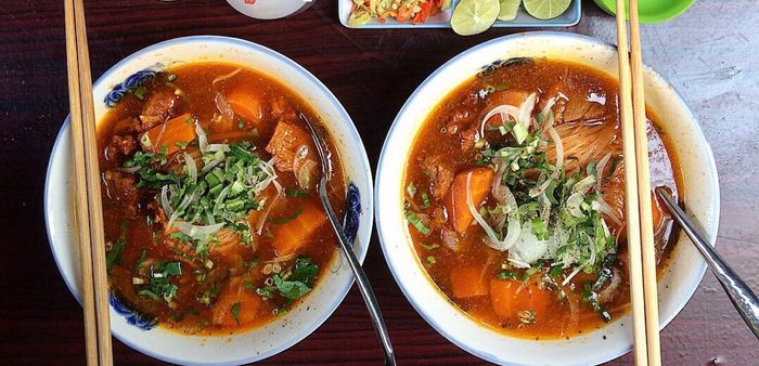 Hình ảnh tô phở lòng bò thơm ngon tại Bò Kho Dũng