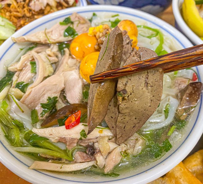 Hình ảnh không gian ấm cúng tại quán Phở & Miến Gà Kỳ Đồng